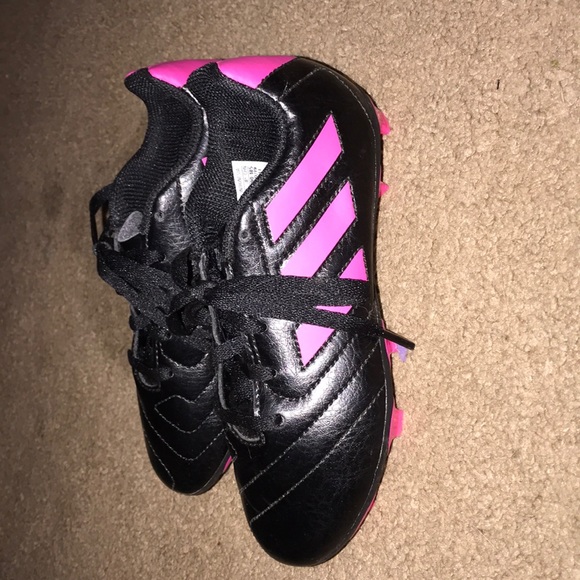 Girls cleats ⚽️💨 - Picture 3 of 4